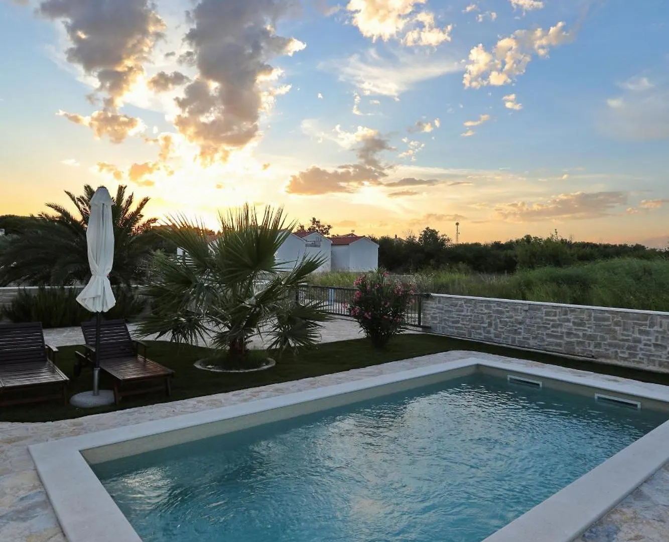 Villa Stella With Heated Swimming Pool Privlaka  Kroatië