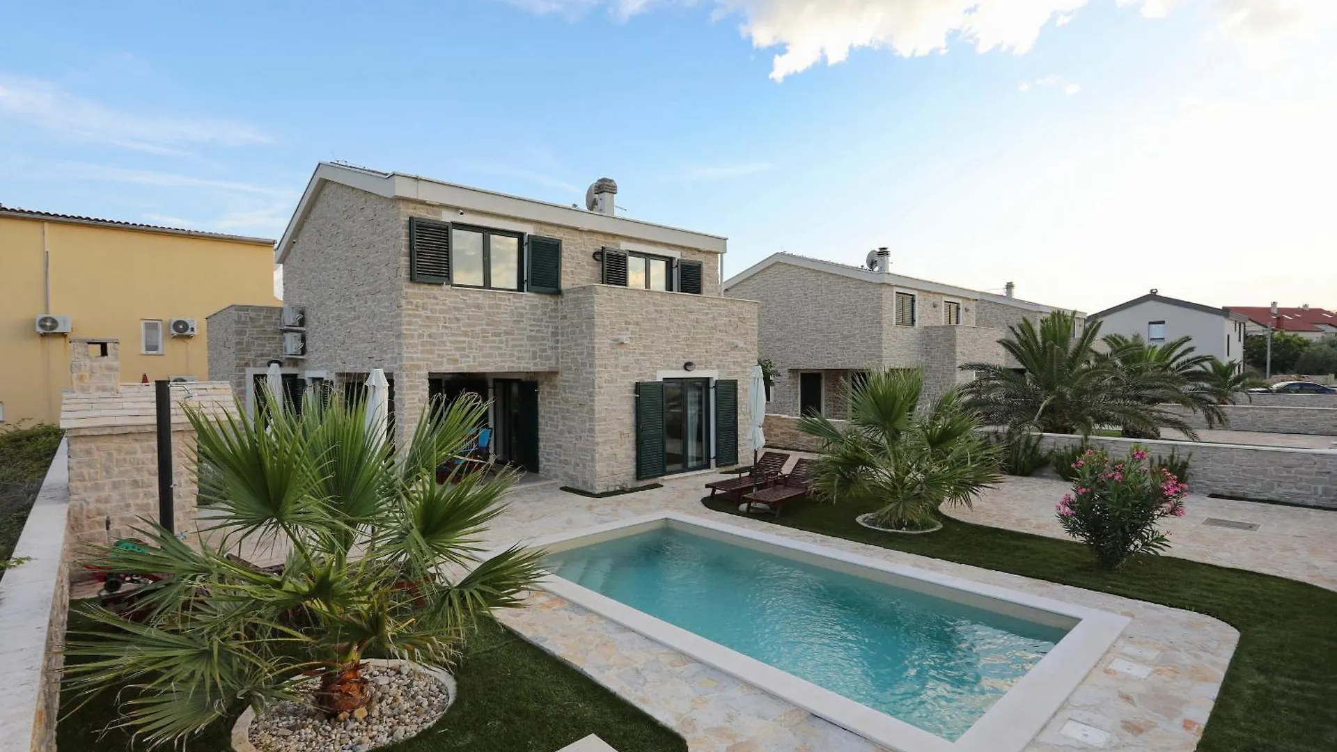 Villa Stella With Heated Swimming Pool Privlaka